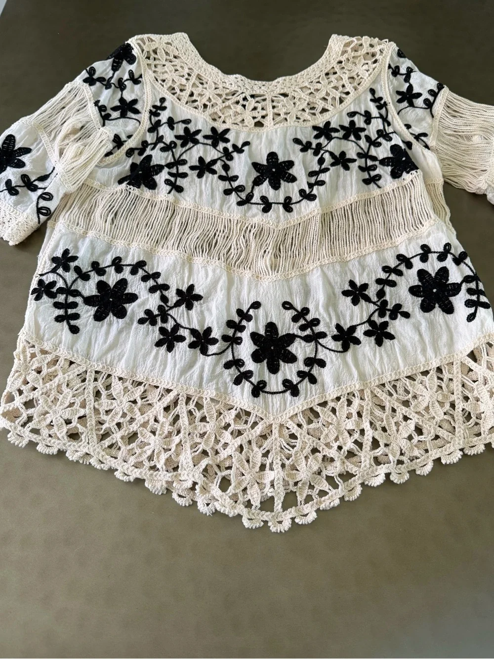 Oliver.O by Escio, Embroidered Women’s Top, Size Medium, Ivory & Black - Picture 1 of 10